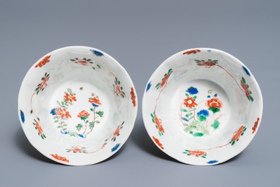 Een paar Chinese gelobde famille verte koppen en schotels, Kangxi