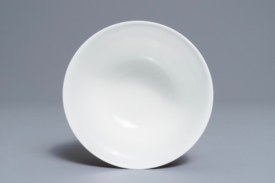 Un bol sur pr&eacute;sentoir en porcelaine de Chine de style Bencharong pour le march&eacute; thai, 19/20&egrave;me