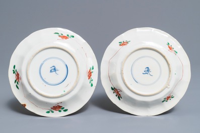 Een paar Chinese gelobde famille verte koppen en schotels, Kangxi