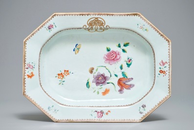 Een Chinese famille rose dekselterrine op onderschotel, Qianlong