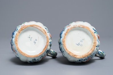 Een paar polychrome Delftse kasjmier palet kannen met tinnen deksels, eind 17e eeuw