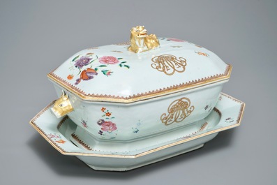 Een Chinese famille rose dekselterrine op onderschotel, Qianlong