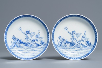 Une paire de tasses et soucoupes en porcelaine de Chine bleu et blanc &agrave; d&eacute;cor de Neptune, Qianlong