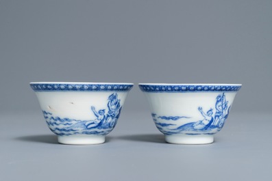 Une paire de tasses et soucoupes en porcelaine de Chine bleu et blanc &agrave; d&eacute;cor de Neptune, Qianlong