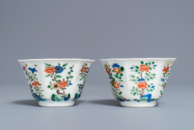 Een paar Chinese gelobde famille verte koppen en schotels, Kangxi
