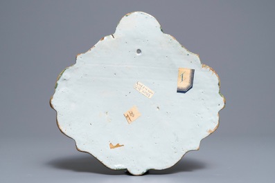 Une plaque en fa&iuml;ence de Delft en vert et mangan&egrave;se, 18&egrave;me