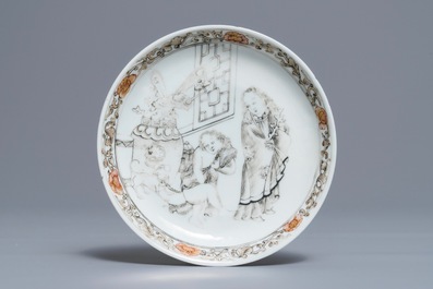 Une tasse et soucoupe avec cr&eacute;mier en porcelaine de Chine grisaille et dor&eacute;, Yongzheng