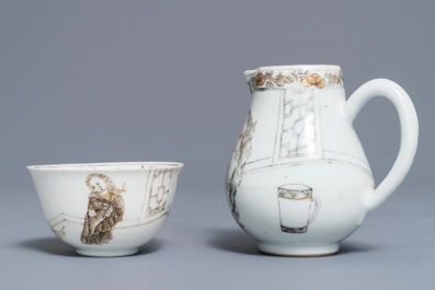 Une tasse et soucoupe avec cr&eacute;mier en porcelaine de Chine grisaille et dor&eacute;, Yongzheng