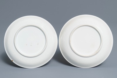 Une paire de tasses et soucoupes en porcelaine de Chine bleu et blanc &agrave; d&eacute;cor de Neptune, Qianlong
