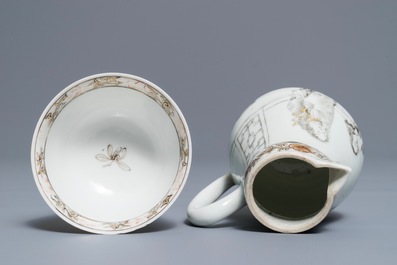 Une tasse et soucoupe avec cr&eacute;mier en porcelaine de Chine grisaille et dor&eacute;, Yongzheng