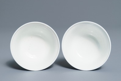 Une paire de tasses et soucoupes en porcelaine de Chine bleu et blanc &agrave; d&eacute;cor de Neptune, Qianlong