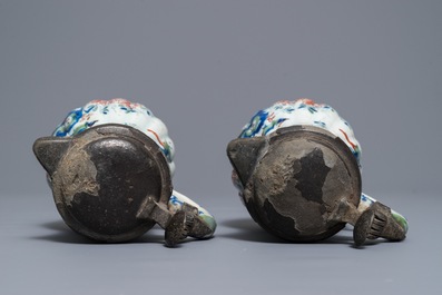 Een paar polychrome Delftse kasjmier palet kannen met tinnen deksels, eind 17e eeuw