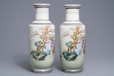 Een paar fijne Chinese famille rose rouleau vazen, Qianlong merk, Republiek, 20th C.