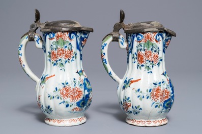 Een paar polychrome Delftse kasjmier palet kannen met tinnen deksels, eind 17e eeuw