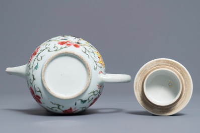 Een Chinese famille rose theepot met deksel, Yongzheng/Qianlong