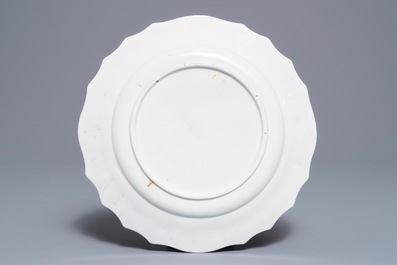 Une assiette en porcelaine de Tournai &agrave; d&eacute;cor d'un bouquet de fleurs, 18&egrave;me
