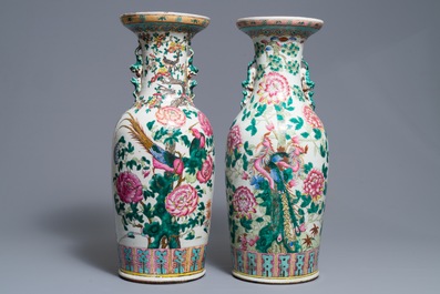 Une paire de vases en porcelaine de Chine famille rose, 19&egrave;me