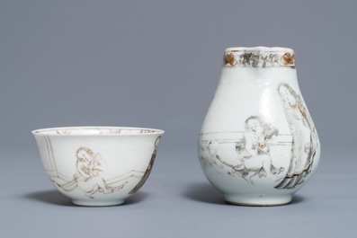 Une tasse et soucoupe avec cr&eacute;mier en porcelaine de Chine grisaille et dor&eacute;, Yongzheng