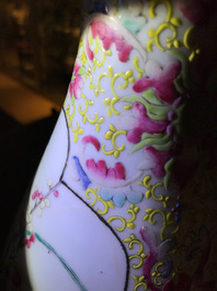 A Chinese famille rose double gourd vase with floral design, 19th C.