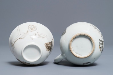 Une tasse et soucoupe avec cr&eacute;mier en porcelaine de Chine grisaille et dor&eacute;, Yongzheng