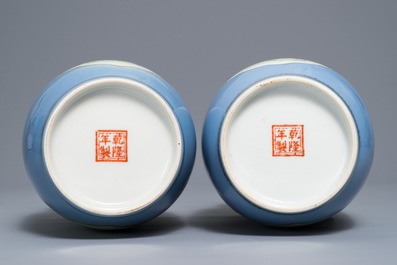 Een paar Chinese famille rose vazen met lavendelblauwe fondkleur, Qianlong merk, Republiek, 20e eeuw