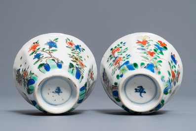 Een paar Chinese gelobde famille verte koppen en schotels, Kangxi