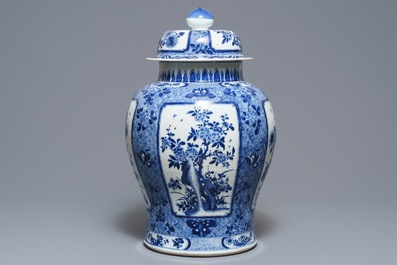 Un grand vase couvert en porcelaine de Chine bleu et blanc, Kangxi