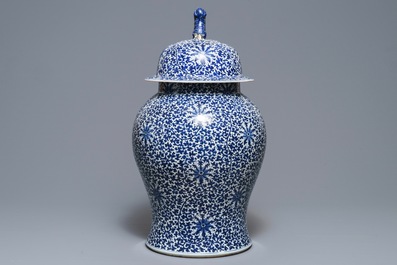Un grand vase couvert en porcelaine de Chine bleu et blanc, 19&egrave;me