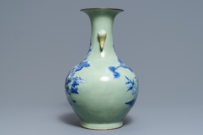 Een flesvormige Chinese vaas met blauwwit decor en celadon fondkleur, 19e eeuw