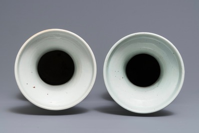 Een paar Chinese blauwwitte vazen met celadon fondkleur, 19/20e eeuw