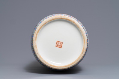 Een fijne Chinese famille rose rouleau vaas, Qianlong merk, Republiek, 20e eeuw