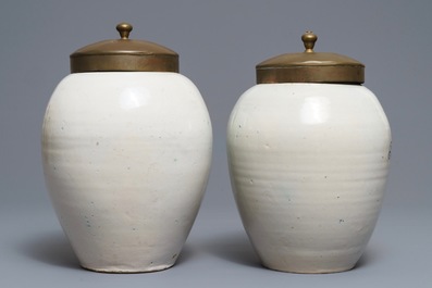 Deux pots &agrave; tabac en fa&iuml;ence de Delft en bleu et blanc, 18&egrave;me