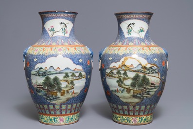 Een paar Chinese famille rose hu vazen met landschapspanelen, Qianlong merk, Republiek, 20e eeuw