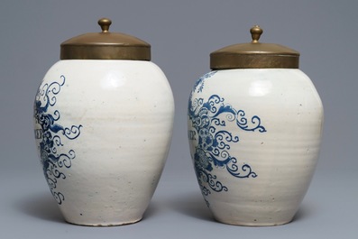 Deux pots &agrave; tabac en fa&iuml;ence de Delft en bleu et blanc, 18&egrave;me