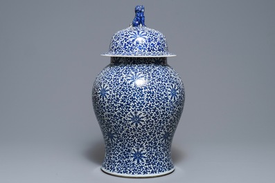 Un grand vase couvert en porcelaine de Chine bleu et blanc, 19&egrave;me