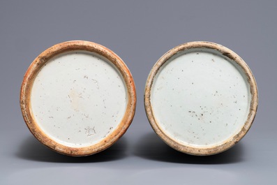 Een paar Chinese blauwwitte vazen met celadon fondkleur, 19/20e eeuw