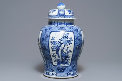 Un grand vase couvert en porcelaine de Chine bleu et blanc, Kangxi