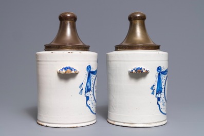 Deux grands pots &agrave; tabac en fa&iuml;ence de Bruxelles bleu et blanc, 18&egrave;me