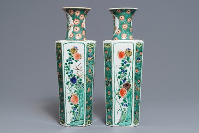 Une paire de vases en porcelaine de Chine famille verte, Kangxi