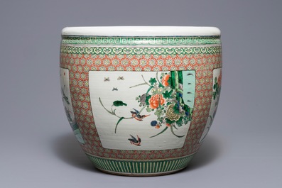 Un aquarium en porcelaine de Chine famille verte, 19&egrave;me
