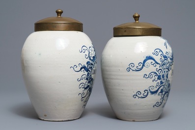 Deux pots &agrave; tabac en fa&iuml;ence de Delft en bleu et blanc, 18&egrave;me