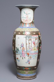 Een grote fijne Chinese famille rose vaas, 19e eeuw