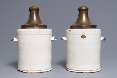 Deux grands pots &agrave; tabac en fa&iuml;ence de Bruxelles bleu et blanc, 18&egrave;me