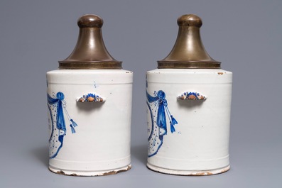 Deux grands pots &agrave; tabac en fa&iuml;ence de Bruxelles bleu et blanc, 18&egrave;me