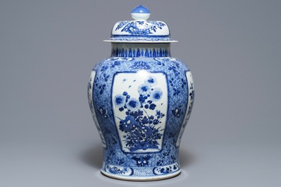 Un grand vase couvert en porcelaine de Chine bleu et blanc, Kangxi