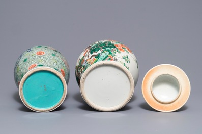 Quatre vases en porcelaine de Chine famille rose et verte, 19&egrave;me