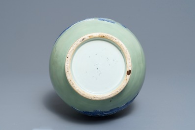 Een flesvormige Chinese vaas met blauwwit decor en celadon fondkleur, 19e eeuw