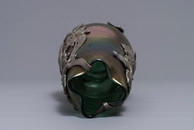 Een Loetz Art Nouveau vaas in iriserend glas met Van Hauten tinmontuur, 1e helft 20e eeuw