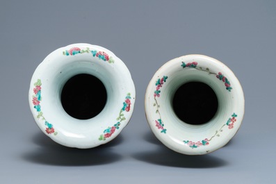 Deux vases en porcelaine de Chine famille rose, 19&egrave;me