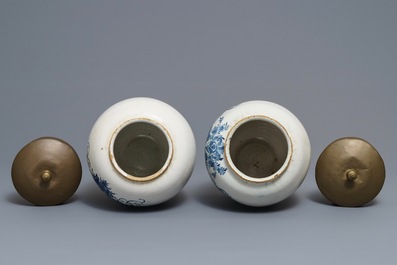 Deux pots &agrave; tabac en fa&iuml;ence de Delft en bleu et blanc, 18&egrave;me